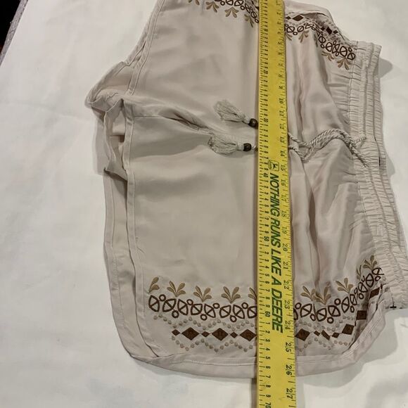 Sound/Style Size XL cream shorts with brown and tan embroidery down each side. - Picture 13 of 13